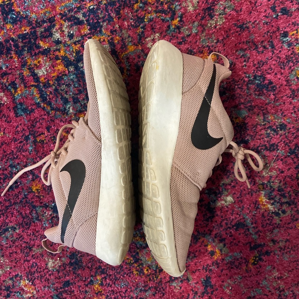 pink nike roshe shoes